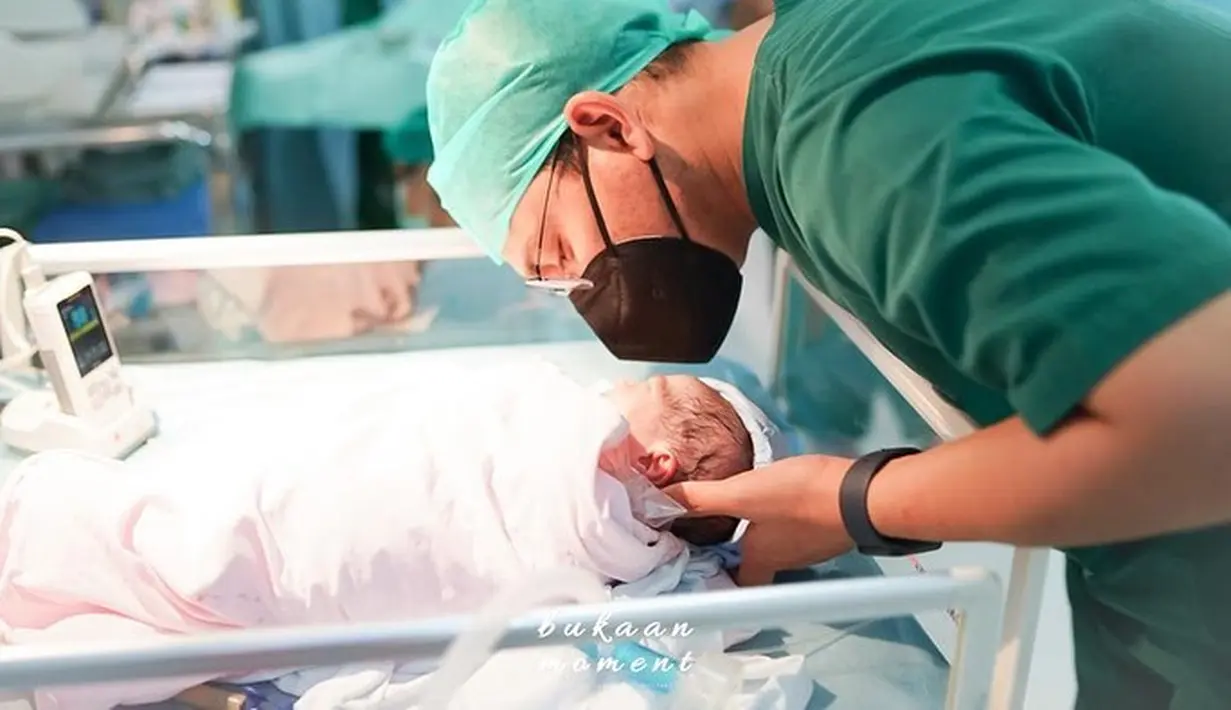 "MasyaAllah Alhamdulillah Ya Allah telah lahir kedua putra kami tanggal 9-8-2023 jam 20.28 dan 20.30.  Lam agartha poeteu harta yudana 2,7kg - 47cm, dan Vee agartha poeteu harta yudana
2,4kg - 46cm," tulis Masayu. [Instagram/masayuclara]