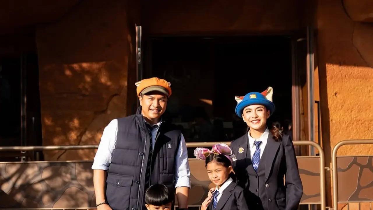 Chelsea Olivia keluarga artis saat liburan ke Disneyland Shanghai, China. [@chelseaoliviaa]