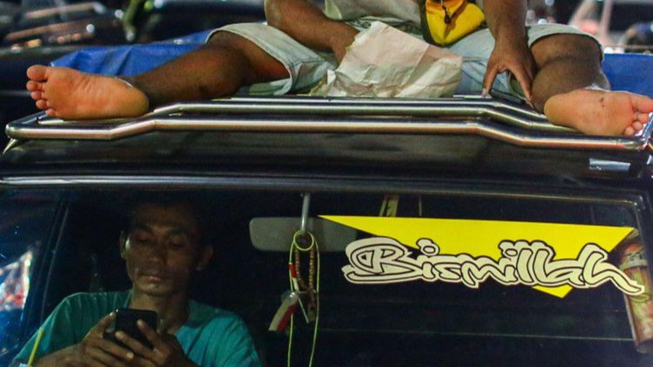 Kepadatan tersebut membuat pemudik harus menunggu selama berjam-jam untuk menyeberang di Pelabuhan Merak.&nbsp;Liputan6.com/Angga Yuniar