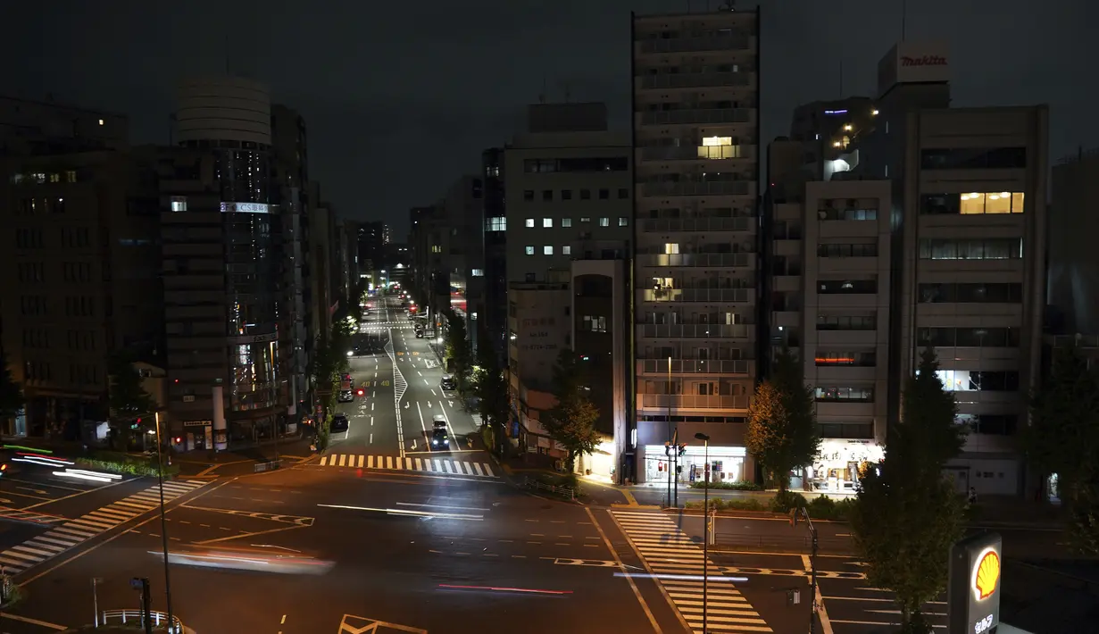 Persimpangan terlihat setelah gempa bumi kuat melanda daerah metropolitan di Tokyo, Kamis (7/10/2021). Gempa bumi kuat berkekuatan 6,1 skala Richter telah mengguncang daerah Tokyo, tetapi para pejabat mengatakan tidak ada bahaya tsunami. (AP Photo / Eugene Hoshiko)