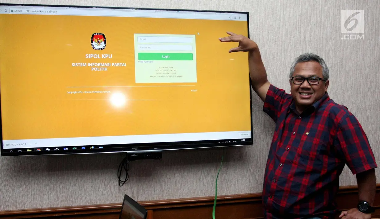 Ketua KPU Arief Budiman memaparkan penggunaan SIPOL, Jakarta, Jumat (6/10). KPU menyebut hingga hari keempat pendaftaran pemilu 2018, sudah ada 30 partai politik yang menginput data kepengurusan dan keanggotaan ke dalam SIPOL. (Liputan6.com/Johan Tallo)