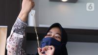 Petugas memeriksa perhiasan emas di Galeri 24 Pegadaian Kota Tangerang, Banten, Kamis (11/6/2020). Harga emas PT Aneka Tambang Tbk (Antam) pada hari ini naik Rp 12.000 menjadi Rp 893 ribu per gram dibanding sebelumnya. (Liputan6.com/Angga Yuniar)