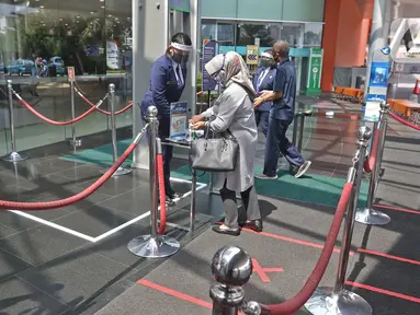 Pengunjung menjalani pemeriksaan sebelum masuk ke dalam Mall Margo City, Depok, Jawa Barat, Selasa (9/6/2020). Pusat perbelanjaan atau mal di Kota Depok akan mulai dibuka pada 16 Juni 2020 dengan menerapkan sejumlah aturan protokol kesehatan yang ketat. (Liputan6.com/Herman Zakharia)
