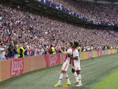 Pemain Ajax Amsterdam, Steven Berghuis, melakukan selebrasi usai mencetak gol ke gawang Rangers pada laga Liga Champions di Johan Cruyff ArenA, Kamis (8/9/2022). (AP/Peter Dejong)