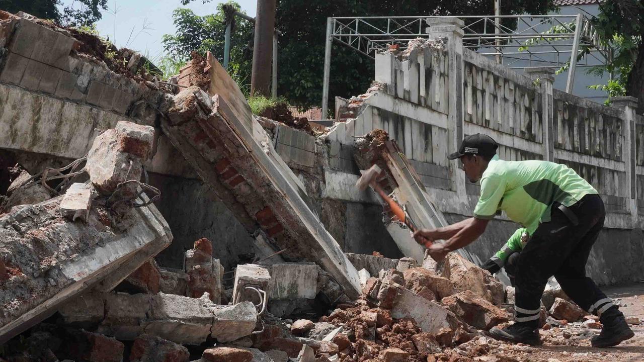 FOTO: Perbaikan Tembok Roboh di TPU Jeruk Purut