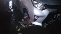 Sebuah mobil dievakusi setelah terjebak banjir di Jalan Pasteur, Bandung. (Dok. Diskar PB Kota Bandung)