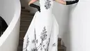 Ivanka Trump tampil anggun mengenakan gaun putih tanpa tali dari Givenchy. Gaun ini memiliki aksen motif Haute Couture karya Hubert de Givenchy [@ivankatrump]