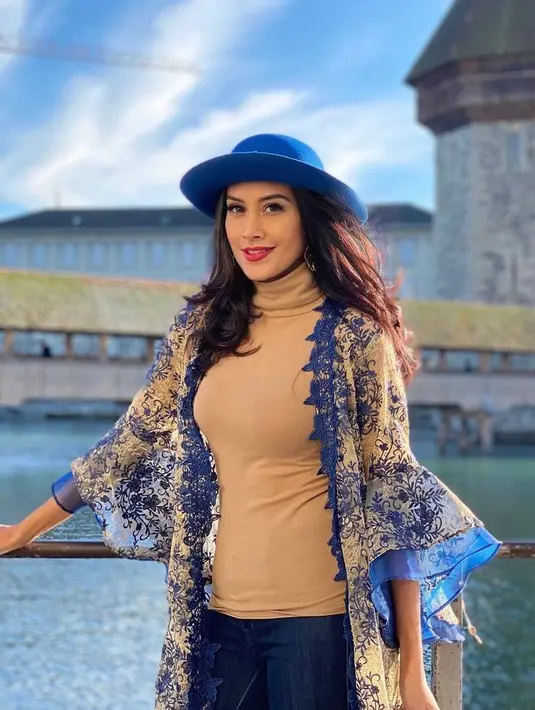 Stylish, Diah memadukan turtleneck top warna cream dengan brokat cardigan dan boater hat warna biru. (Instagram/dps_diahpermatasari).