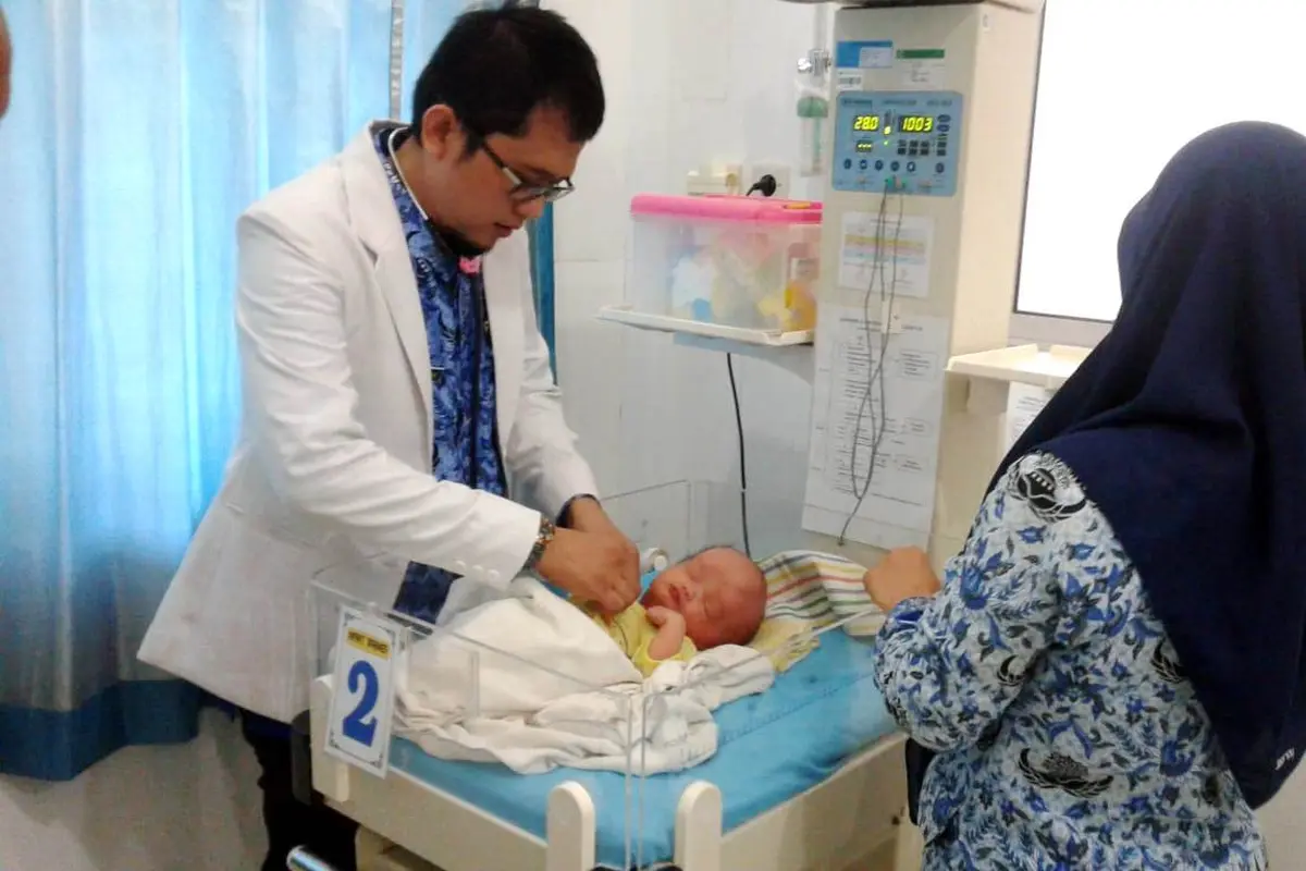 Dokter dan petugas medis RSUD Majenang memeriksa kondisi bayi penderita hidrosefalus asal Karangpucung, Cilacap, Jawa Tengah. (Foto: Liputan6.com/Haryadi N untuk Muhamad Ridlo)