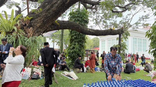 Halaman belakang Istana Merdeka Jakarta berubah layaknya tempat wisata kuliner usai upacara peringatan Detik-detik Proklamasi Kemerdekaan RI, Minggu (17/8/2025).