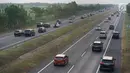 <p>Kendaraan yang didominasi pemudik melintasi Jalan Tol Cipali di kawasan Majalengka, Jawa Barat, Sabtu (8/7). Diberlakukannya sistem satu arah atau one way menyebabkan jalur Trans Jawa dari arah Palimanan menuju Cikampek ramai lancar pada H+3 Lebaran. (Liputan6.com/Immanuel Antonius)</p>