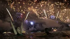Seorang wanita menyaksikan pesta kembang api menyambut Tahun Baru 2019 di Pantai Copacabana, Rio de Janeiro, Brasil, Selasa (1/1). (AP Photo/Leo Correa)