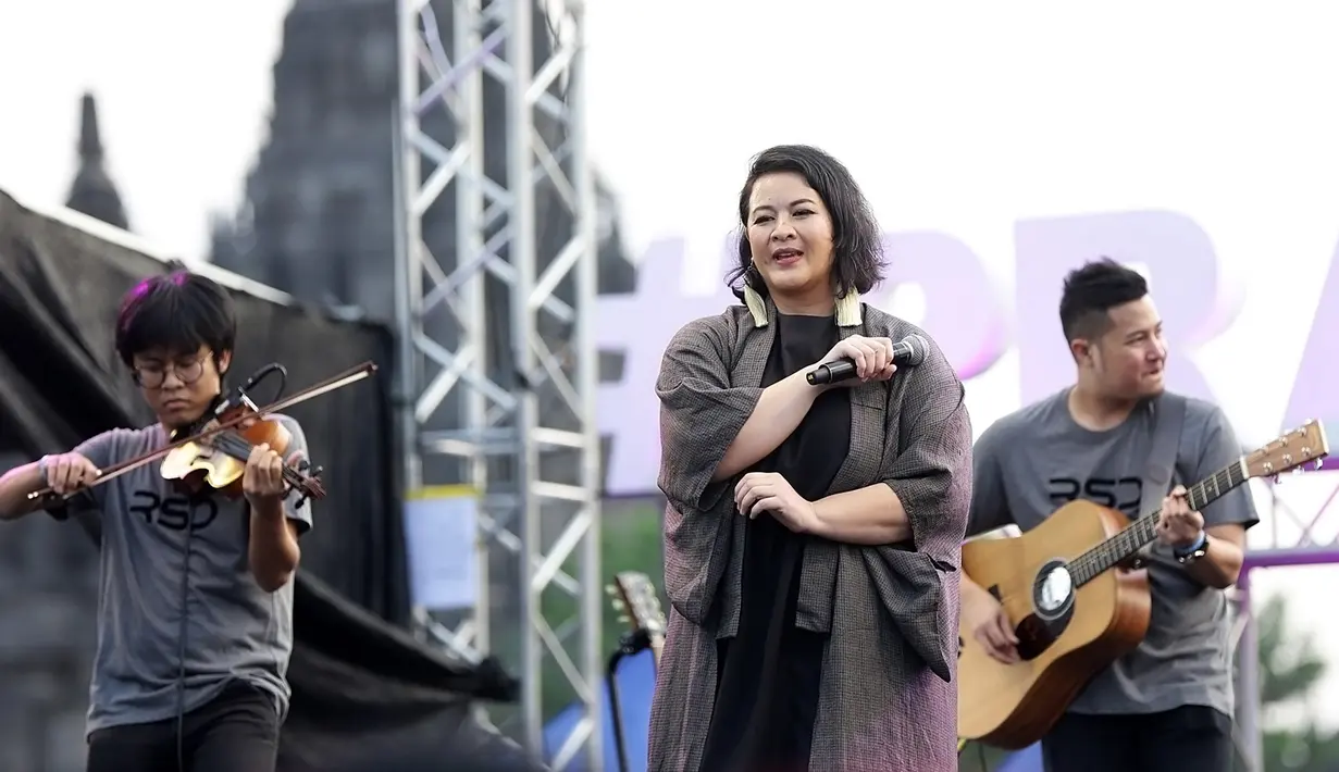 Penyanyi Sita Nursanti saat membawakan lagu selama Prambanan Jazz Festival 2019 di Pelataran Candi Prambanan, Yogyakarta, Sabtu (6/7/2019). Prambanan Jazz Festival 2019 menjadi ajang reuni bagi Rida Sita Dewi setelah dua tahun tidak manggung bersama. (Fimela.com/Bambang E.Ros)