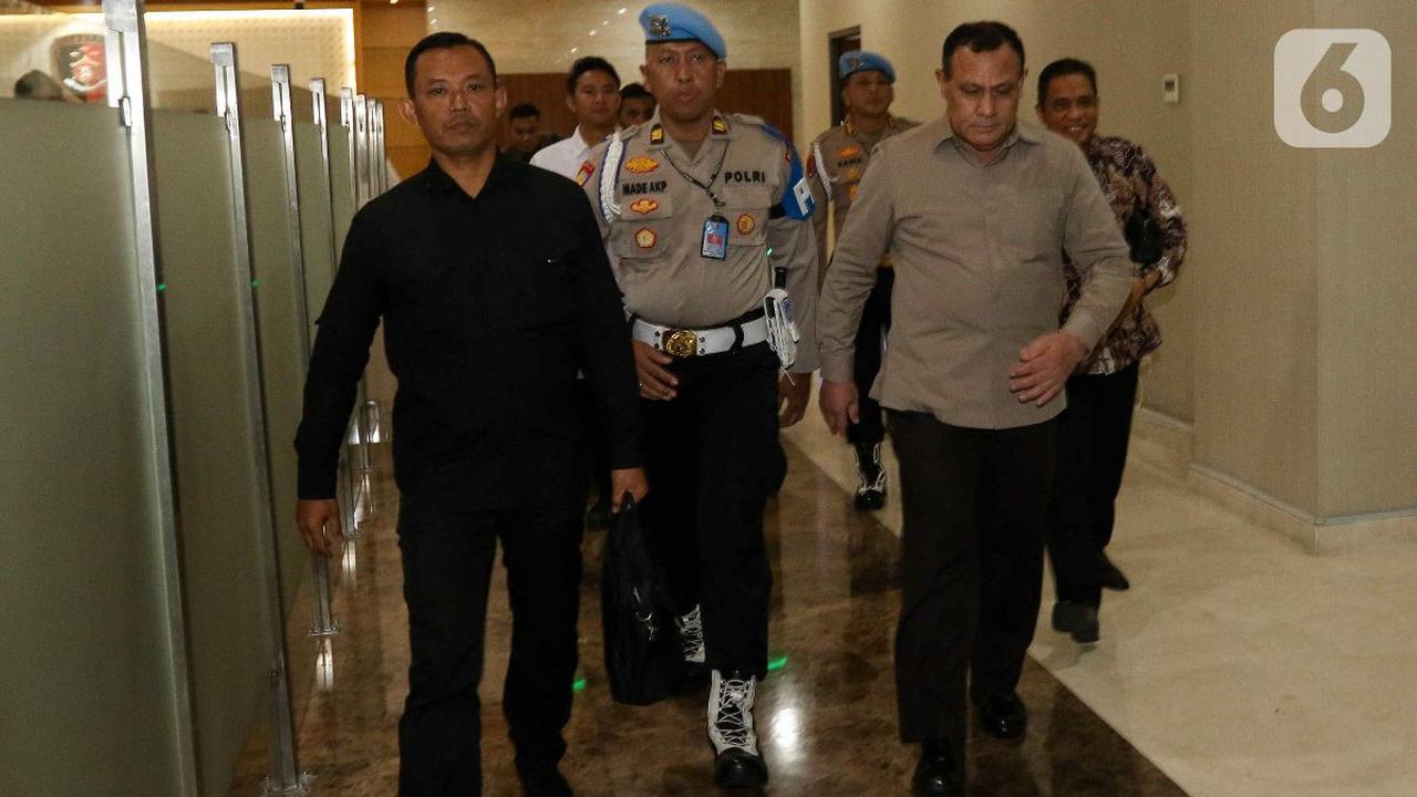 Sikap polisi yang tidak segera menahan pensiunan polisi berpangkat bintang tiga tersebut menjadi sorotan sejumlah pihak.<br>