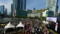 Ribuan warga memadati panggung pesta rakyat menyambut kedatangan Presiden dan Wakil Presiden periode 2024-2029 di Bundaran Hotel Indonesia, Jakarta, Minggu (20/10/2024). (merdeka.com/Arie Basuki)