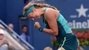 Ekspresi petenis Belarus, Victoria Azarenka, saat bertanding melawan petenis Jerman, Angelique Kerber, dalam Turnamen Tenis AS Terbuka 2015 di New York, AS. (5/9/2015). (AFP Photo/Jewel Samad)