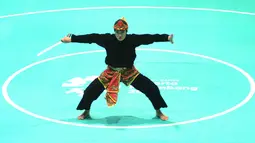 Pesilat Indonesia, Puspa Arumsari, saat beraksi pada Asian Games di Arena Silat TMII, Jakarta, Senin (27/8/2018). Puspa meraih medali emas kelas seni kategori tunggal putri dengan nilai 467. (Merdeka.com/Arie Basuki)