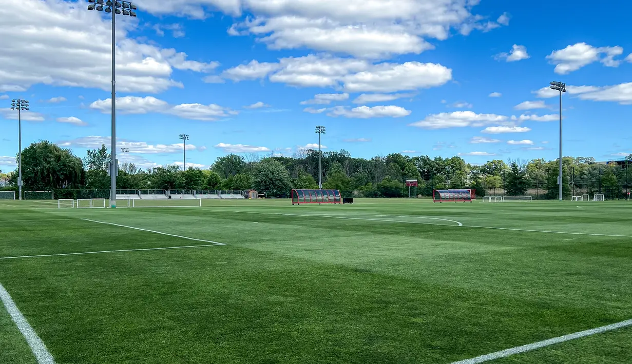 Sesi tersebut digelar cukup jauh dari Metlife Stadium, yaitu sekitar 50 kilometer, atau tepatnya di markas latihan milik New York Red Bulls yang terletak di East Hannover, New Jersey. (Bola.com/Hery Kurniawan/Adv/Powerade)