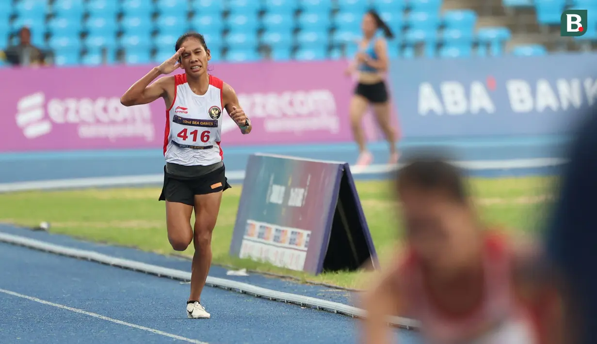 Reaksi pelari putri Indonesia, Odekta Elvina Naibaho menjelang garis finis pada nomor lari 10.000 meter SEA Games 2023 di Stadion Morodok Techo National Stadium, Phnom Penh, Kamboja, Jumat (12/5/2023). Odekta meraih medali perunggu dengan catatan waktu 35 menit 31,03 detik sementara medali emas dan perak direbut dua atlet Vietnam, Thi Oanh Nguyen (35 menit 11,53 detik) dan Thi Hong Le Pham (35 menit 21,09 detik). (Bola.com/Abdul Aziz)