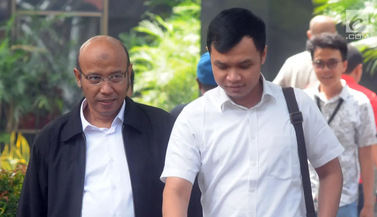 Plt Direktur Operasional PLN Batu Bara, Djoko Martono usai menjalani pemeriksaan oleh penyidik di Gedung KPK, Jakarta, Kamis (25/4).  Djoko Martono diperiksa sebagai saksi untuk tersangka Direktur Utama PLN nonaktif Sofyan Basir terkait kasus dugaan suap proyek PLTU Riau-1. (merdeka.com/Dwi Narwoko)