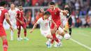 Pemain Timnas Indonesia, Dendy Sulistyawan (tengah) diadang dua pemain Vietnam, Van Duc Phan (kiri) dan Doan Van Hau dalam laga leg pertama babak semifinal Piala AFF 2022 di Stadion Utama Gelora Bung Karno (SUGBK), Jumat (6/1/2023) sore WIB. Beberapa peluang gagal dimanfaatkan Dendy Sulistyawan di babak pertama. (Bola.com/Bagaskara Lazuardi)
