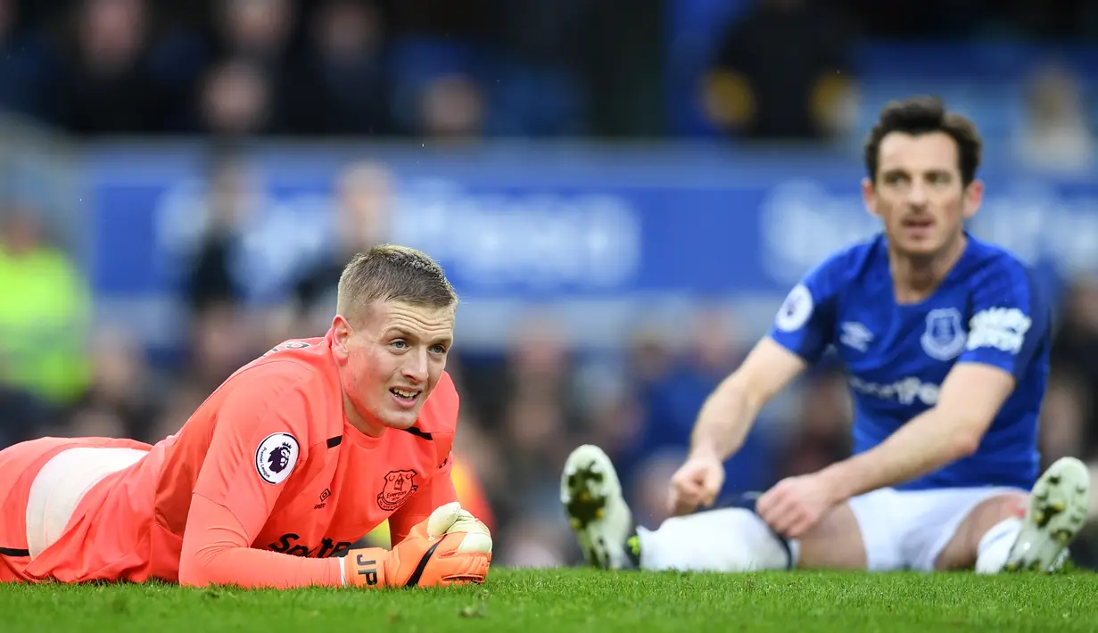 Ekspresi kiper dan bek Everton, Jordan Pickford dan Leighton Baines usai kebobolan untuk ketiga kalinya saat melawan Manchester City dalam pertandingan Liga Inggris di Goodison Park di Liverpool (31/3). (AFP Photo/Paul Ellis)