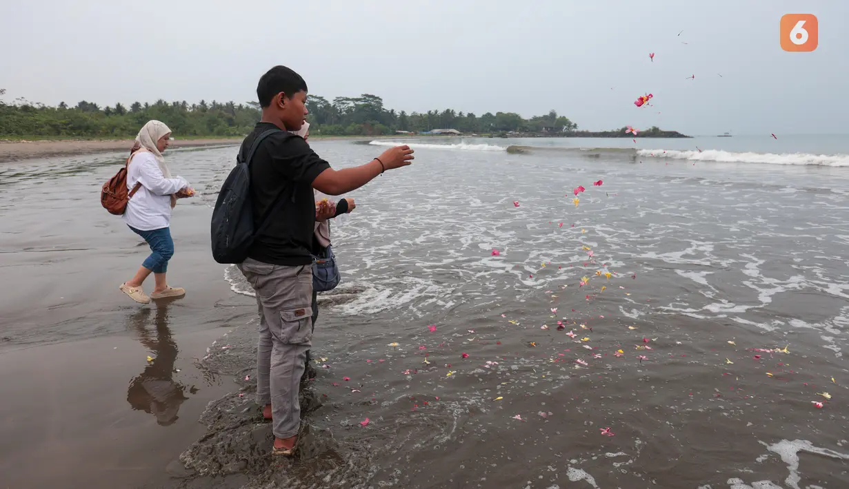 Keluarga menaburkan bunga ke laut dalam prosesi untuk lima jurnalis dan tiga kru kapal Arupadhatu 1 di pantai dekat Dermaga Pegedongan, Banten, Jumat (18/9/2026). Dermaga tersebut menjadi titik awal keberangkatan delapan orang itu pada Senin (7/9/2026). (KLY/Budy Santoso)