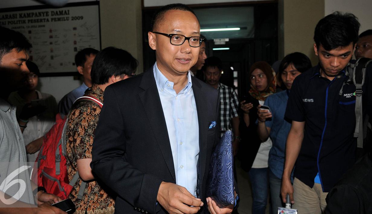 Sekjen Partai PAN, Eddy Soeparno usai melakukan pertemuan dengan Komisioner KPU, Jakarta, Selasa (1/9/2015).  Kedatangan mereka terkait penolakan KPU Surabaya atas calon Walikota yang mereka usung. (Liputan6.com/Johan Tallo)