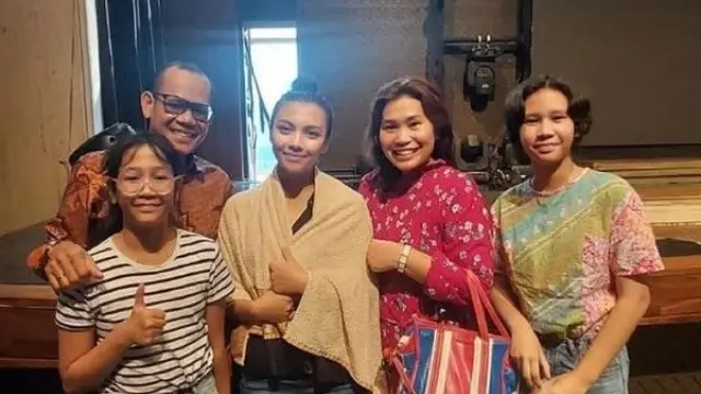 Sempat Ngaku Agnostik, Ini 7 Momen Pembaptisan Angela Gilsha