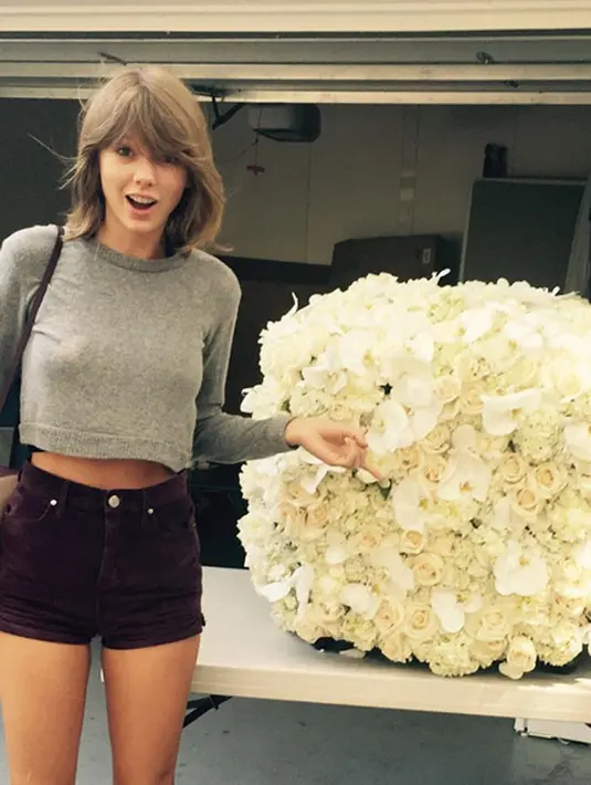 Di samping itu, tersiar kabar bahwa sebelumnya Taylor sempat kesal lantaran pengacara David Mueller membacakan kalimat penutup. Selain itu dikatakan juga bahwa saat kejadian, Taylor tampak tak seperti adanya pelecehan. (Instagram/taylorswift)