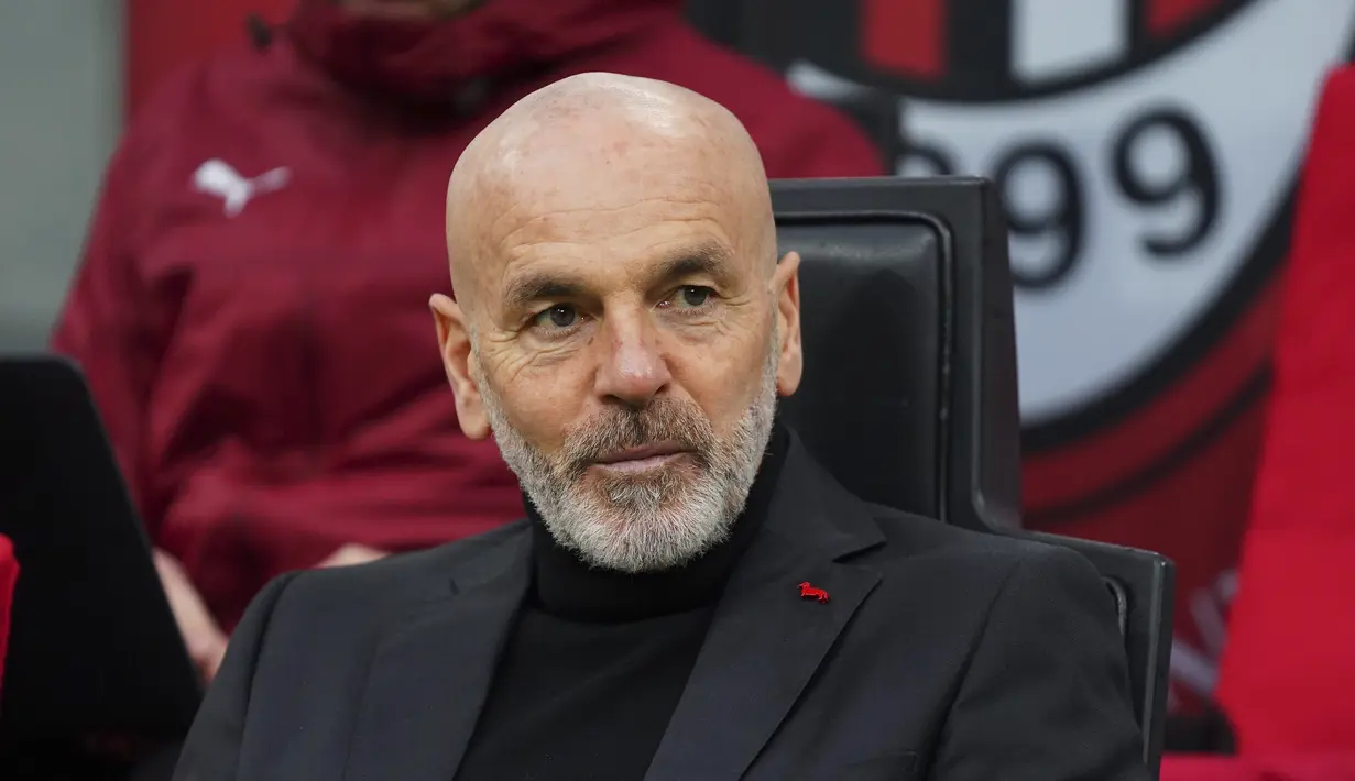 Pelatih AC Milan,  Stefano Pioli menyaksikan pemainnya bertanding melawan Crotone pada pertandingan lanjutan Liga Serie A Italia di stadion San Siro di Milan, Italia, Minggu (7/2/2021). AC Milan menang telak atas Crotone 4-0. (AP Photo/Antonio Calanni)