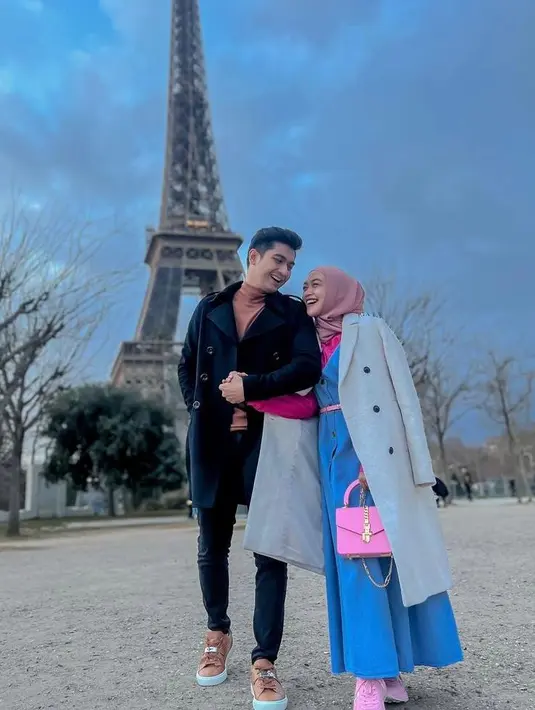 Setelah dari Swiss, pasangan selebriti ini memutuskan mengunjungi Paris. (Instagram/riaricis1795).