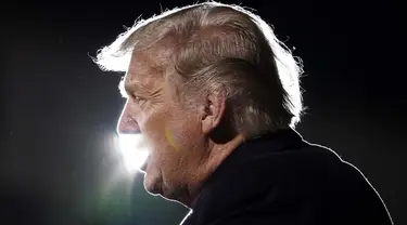 Presiden AS Donald Trump saat berbicara dalam rapat umum kampanye di Bandara Internasional Duluth di Duluth, Minnesota pada 30 September 2020. (AP Photo / Alex Brandon)