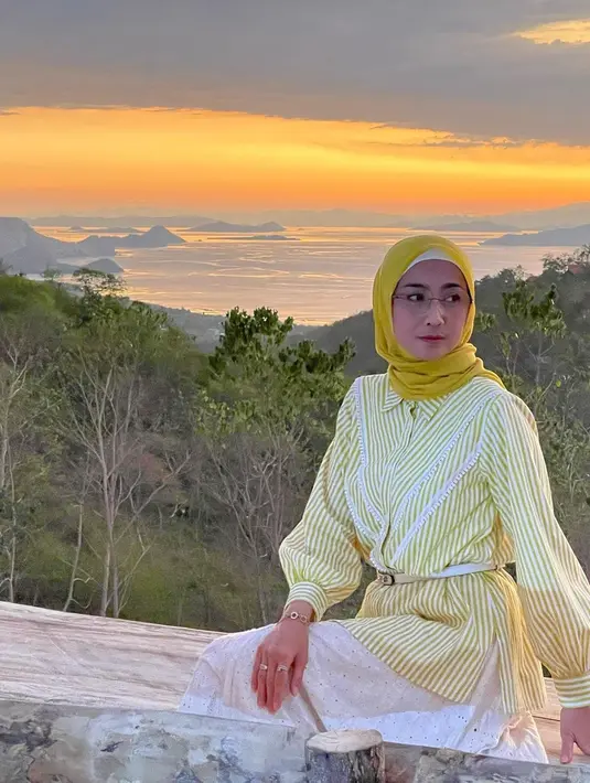 Keseruan Desy saat berkunjung ke Labuan Bajo pun mencuri perhatian warganet. Banyak yang memuji parasnya yang begitu menawan saat beradu dengan sinar matahari terbenam. Cakrawala yang menguning seakan menyempurnakan potretnya yang tampil dengan busana berwarna senada. (Liputan6.com/IG/@desyratnasariterdepan)