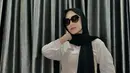 Bukan dari kalangan artis, istri Angga Putra yang akrab disapa Naya ini cukup aktif di media sosial. Meski sudah menikah, penampilan wanita berusia 23 tahun ini selalu trendi dan stylish bak ABG. Gaya hijabnya yang bervariasi pun kerap jadi inspirasi dan dipuji oleh pengikutnya di Instagram. (Liputan6.com/IG/@afnaalliya_)