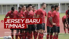 Berita video penampilan tim nasional Indonesia saat berlatih di Stadion Madya dengan jersey apparel Mills.