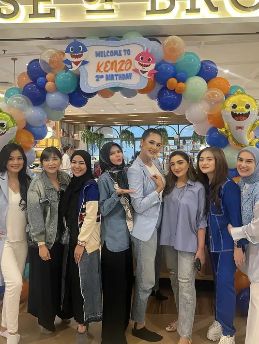 Kerap dibilang bergaya heboh, Ashanty juga tak jarang bergaya sederhana dengan ootd casual. [Foto: Instagram/ Ashanty]