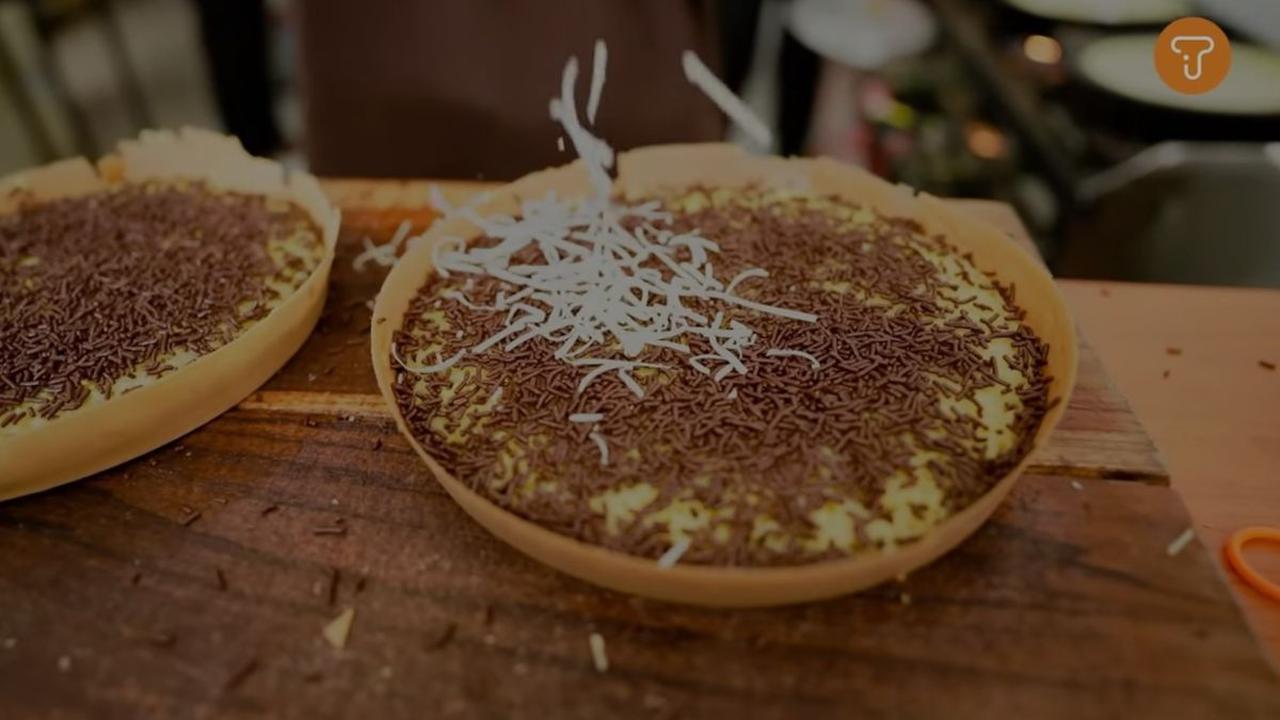 Ketika martabak sudah berani dijual, dia memasarkan martabak melalui iklan di Facebook.&nbsp;