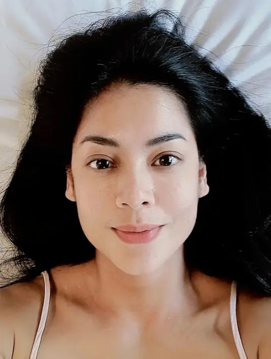 Lihat saja pose Lutob saat rebahan ini, meski pamer muka bantal, Lulu Tobing tetap terlihat awet muda. (Liputan6.com/IG/@lutob)