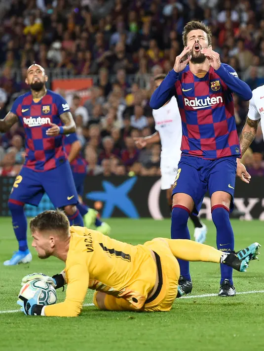 Bek Barcelona, Gerard Pique bereaksi setelah kehilangan kesempatan mencetak gol ke gawang Sevilla dalam pertandingan pekan kedelapan kompetisi La Liga Spanyol 2019-2020 di Camp Nou, Minggu (6/10/2019). Barcelona berhasil menang telak atas Sevilla dengan skor 4-0. (Josep LAGO / AFP)