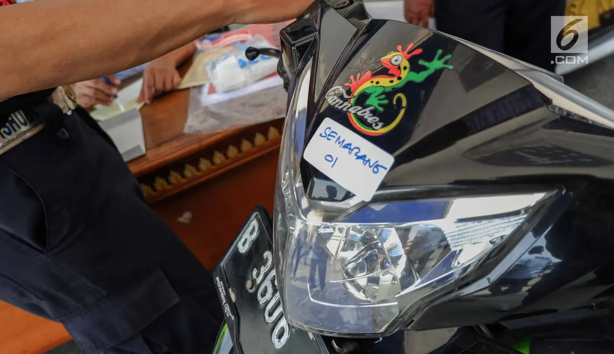 Petugas menempelkan stiker tujuan kota pada motor milik peserta program mudik gratis dari Pemprov DKI Jakarta sebelum dinaikkan ke atas truk di Terminal Pulogadung, Rabu (29/5/2019). Tahap pertama Mudik Gratis Pemprov DKI dimulai dengan pengiriman 712 unit sepeda motor. (Liputan6.com/Faizal Fanani)