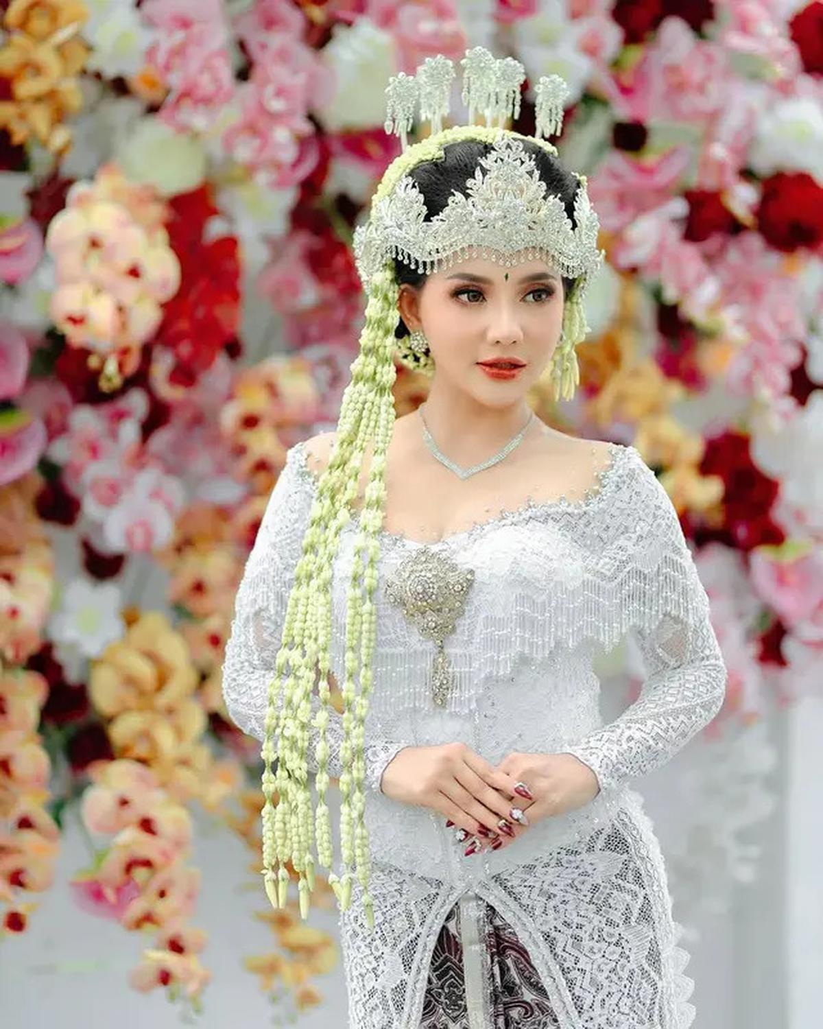 7 Potret Penyanyi Lala Widy Pakai Gaun Pengantin Adat Sunda, Tampil Anggun
