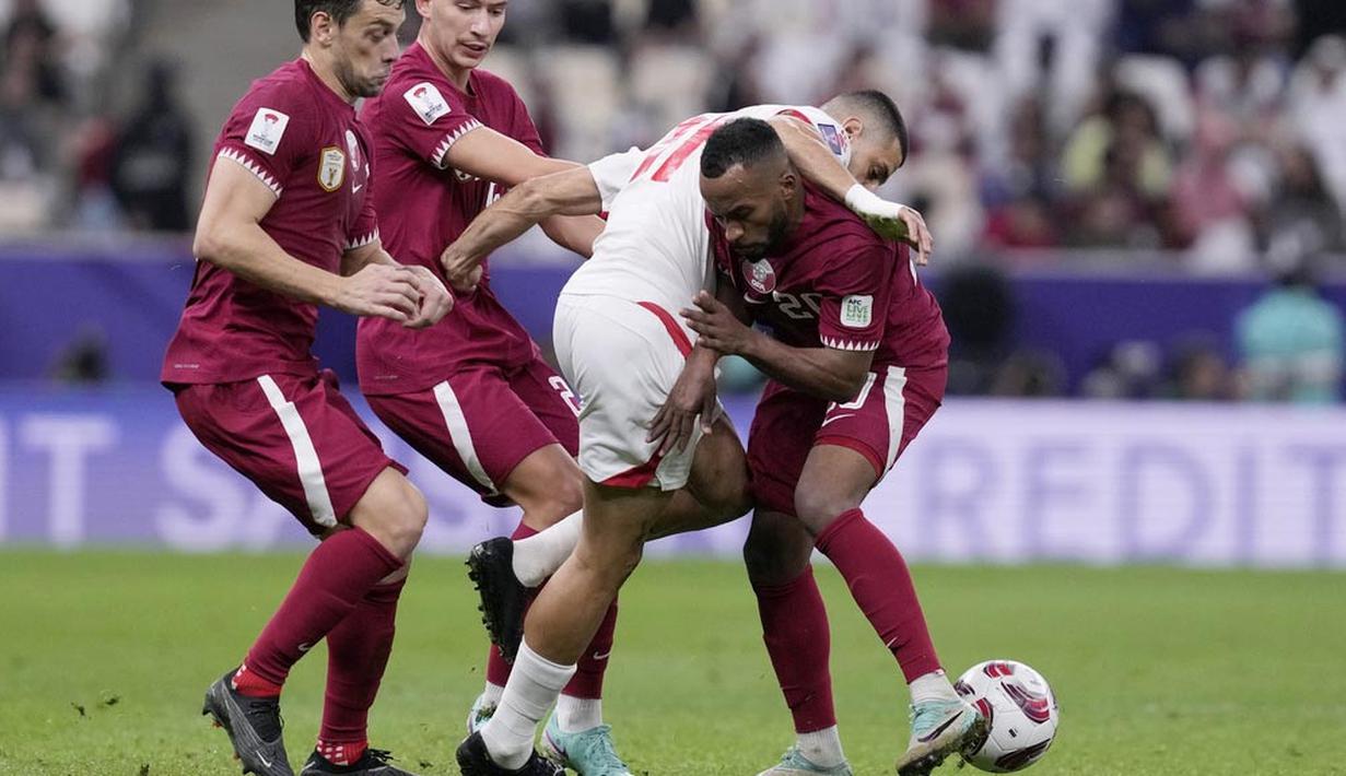 Pemain Lebanon, Omar Chaaban, berusaha melewati adangan pemain Qatar pada babak penyisihan Grup A Piala Asia 2023 di Stadion Lusail, Jumat (12/1/2024). (AP Photo/Aijaz Rahi)