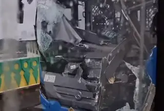 Dua armada bus Transjakarta terlibat kecelakaan di Koridor 13 ruas Swadarma arah Cipulir, Jakarta Selatan, Senin (23/2/2026) pagi. (Foto: Tangkapan Layar Sosmed)