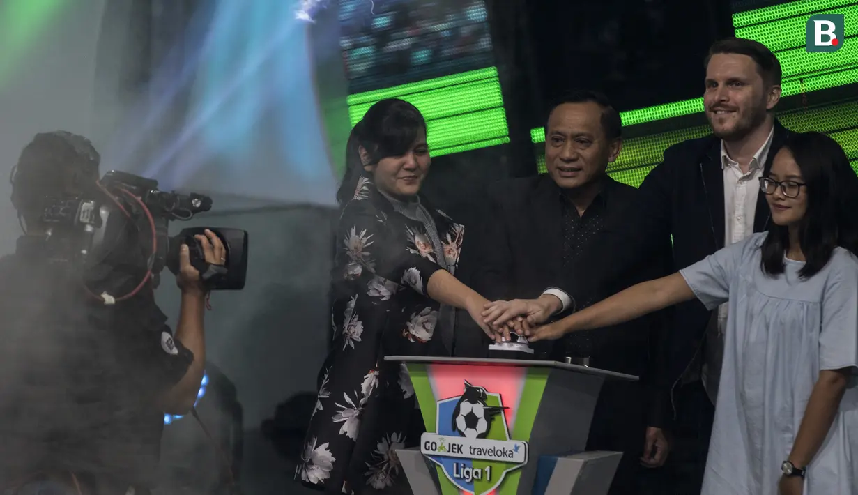 Sekjen PSSI, Ratu Tisha (kiri) meresmikan peluncuran Liga 1 Indonesia 2018 di Studio 5 Indosiar, Jakarta, Senin (19/3/2018). Liga 1 akan mulai digelar pada Jumat (23/3). (Bola.com/Vitalis Yogi Trisna)
