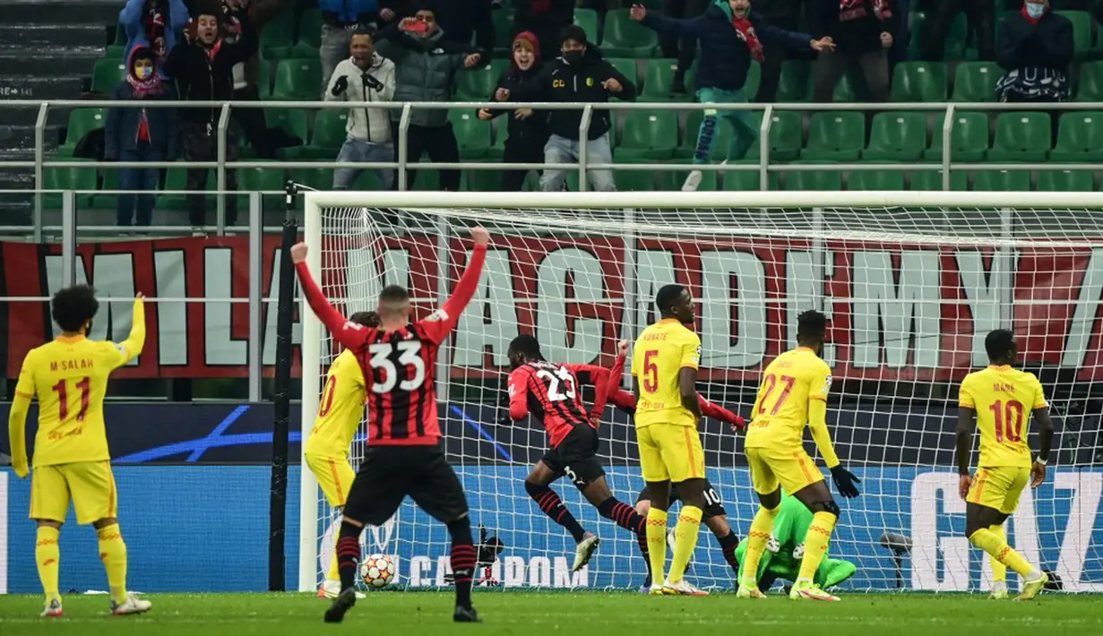 Pemain AC Milan Fikayo Tomori (belakang tengah) melakukan selebrasi usai mencetak gol ke gawang Liverpool pada pertandingan sepak bola Grup B Liga Champions di Stadion San Siro, Milan, Italia, 7 Desember 2021. Liverpool menang 2-1. (MIGUEL MEDINA/AFP)