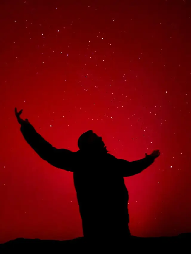 Nana Mirdad menikmati indahnya aurora. [Foto: Instagram/nanamirdad_]