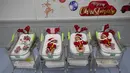 Bayi-bayi yang baru lahir mengenakan kostum sinterklas di Rumah Sakit Synphaet, Bangkok, Thailand, Selasa (24/12/2019). Bayi-bayi tersebut dipakaikan kostum sinterklas untuk menyambut Hari Raya Natal. (AP Photo/Sakchai Lalit)