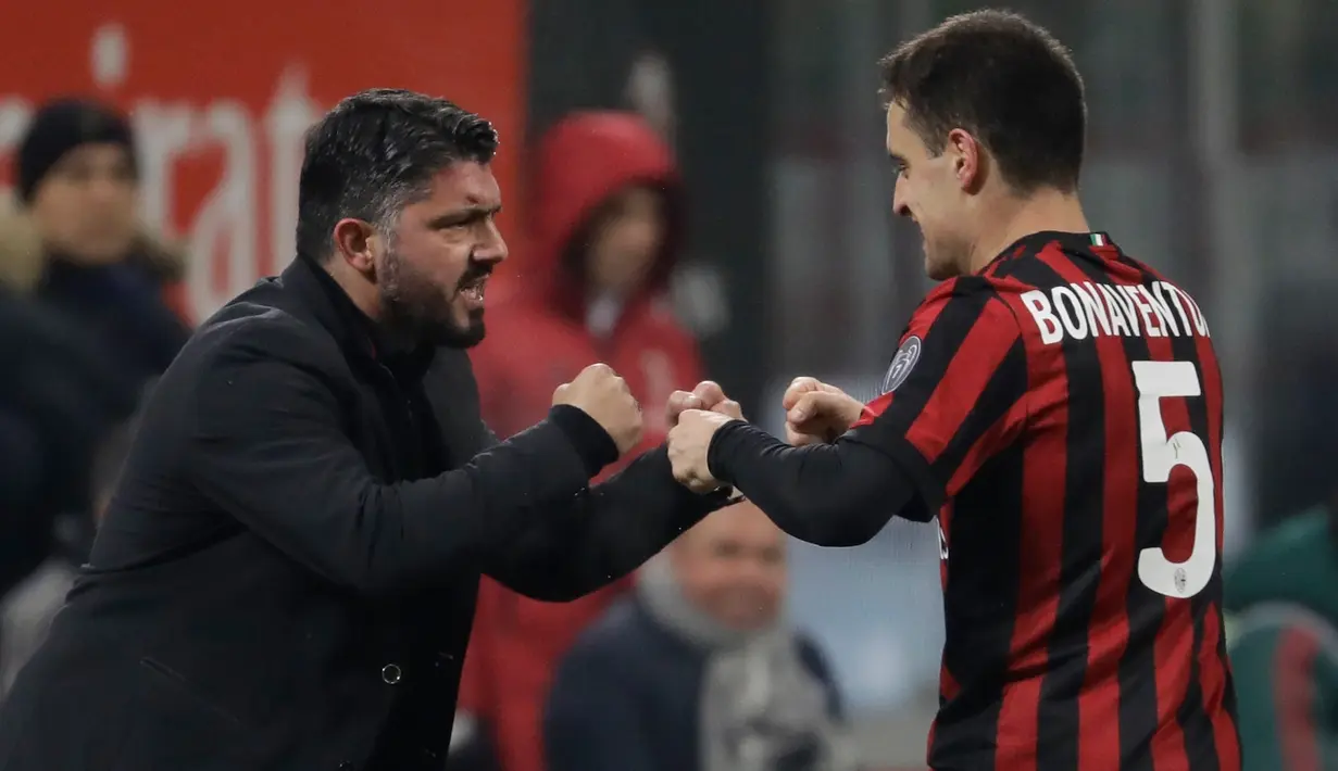 Pemain AC Milan, Giacomo Bonaventura mendapat ucapan selamat dari pelatih Gennaro Gattuso setelah mencetak gol ke gawang Bologna dalam lanjutan pekan ke-16 Liga Italia di Stadion San Siro, Senin (11/12). AC Milan menang 2-1. (AP Photo/Luca Bruno)