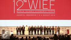 Presiden RI, Jokowi bersama pimpinan dan perwakilan negara peserta befoto bersama usai Pembukaan World Islamic Economic Forum ke-12 di Jakarta, Selasa (2/8). Pertemuan KTT WIEF ke-12 Tahun 2016 berlangsung 2 - 4 Agustus. (Liputan6.com/Faizal Fanani)